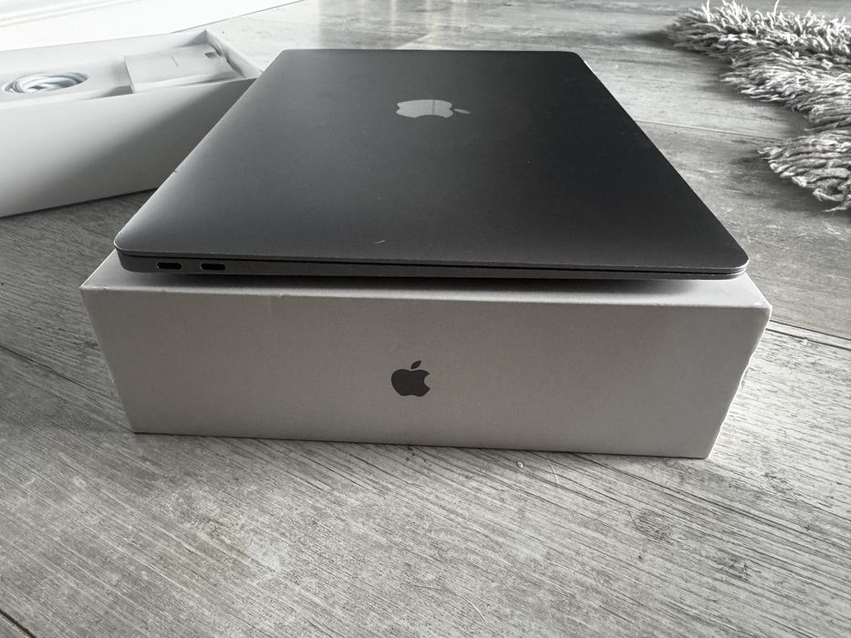 MacBook Air 13.3 inch retina display Procesor Apple M1 chip - full box