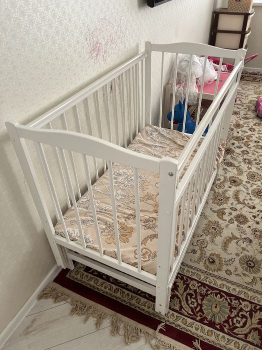 Кровать детская, с механизмом качания.