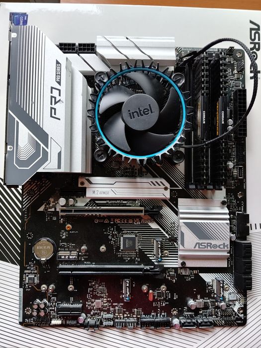 Vând Intel Core i3 14100F, ASRock Z790 Pro RS/D4, 32GB DDR4 Corsair