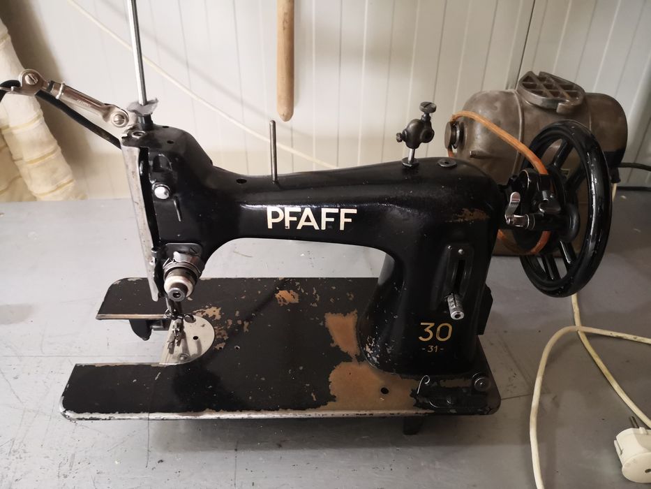 Mașina de cusut vintage, funcțională, de colectie