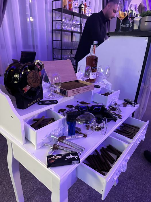 Cocktail Bar/ Cigar Bar/ Fum Greu