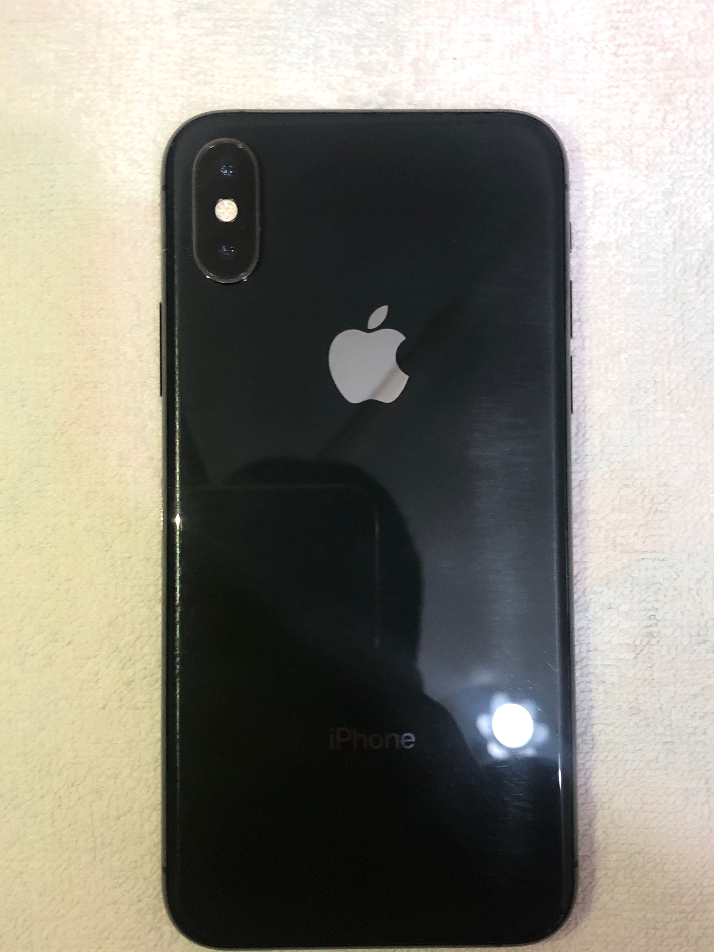 iPhone Xs 64gb, korobka dokument bor, orqa oldi kamera ishlamidi.