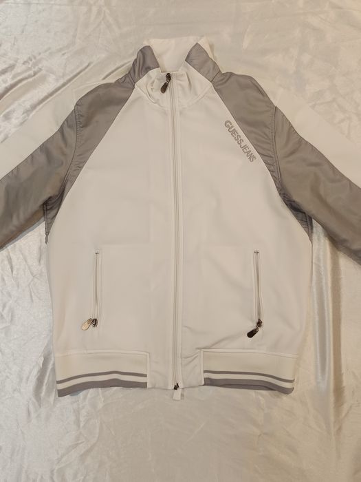 Guess мъжко спортно яке тип softshell/windbreaker.