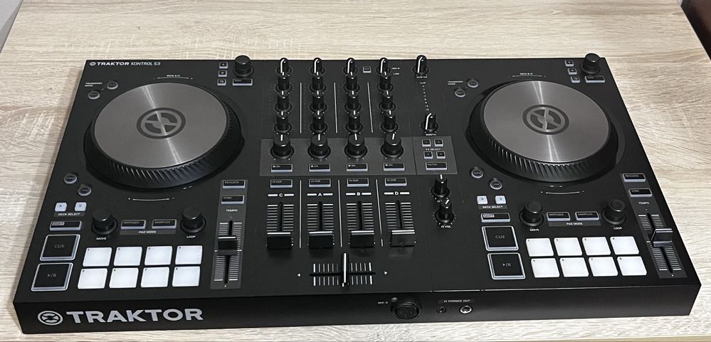 DJ контроллер Native Instruments Traktor S3