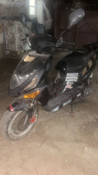 Vând scuter de 80