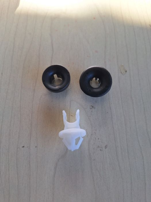 № 235 Комплект 3 бр щипки и втулка за щека на преден капак