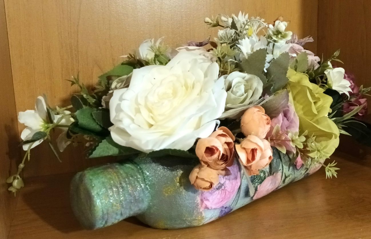 Икебана " Цветна фантазия " в глинен съд. Декорация с изкуствени цветя