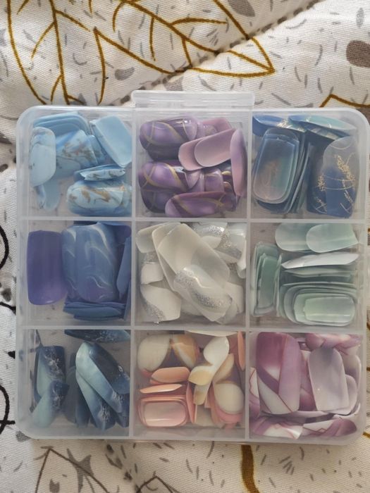 Комплект четки за грим 32 бр. + лепещи нокти 216 бр.