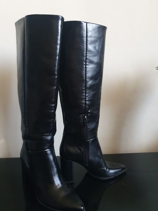 Cizme inalte cu toc negre 
Stare foarte buna , o singu