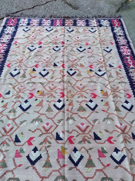 Ръчно тъкан чипровски килим