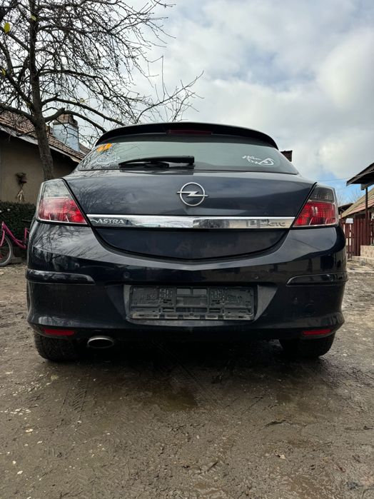 Bară spate opel astra h Gtc cu senzori de parcare