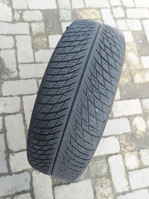O bucată 225/60 R18 M+S iarnă - una Michelin Goodyear Yokohama