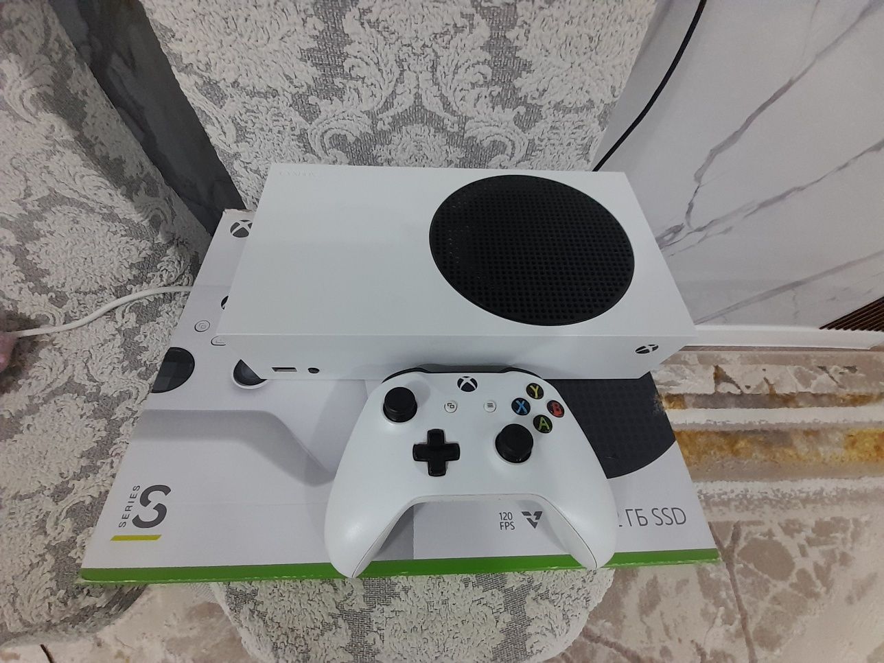 XBOX SERIES S в Отличном состоянии.
