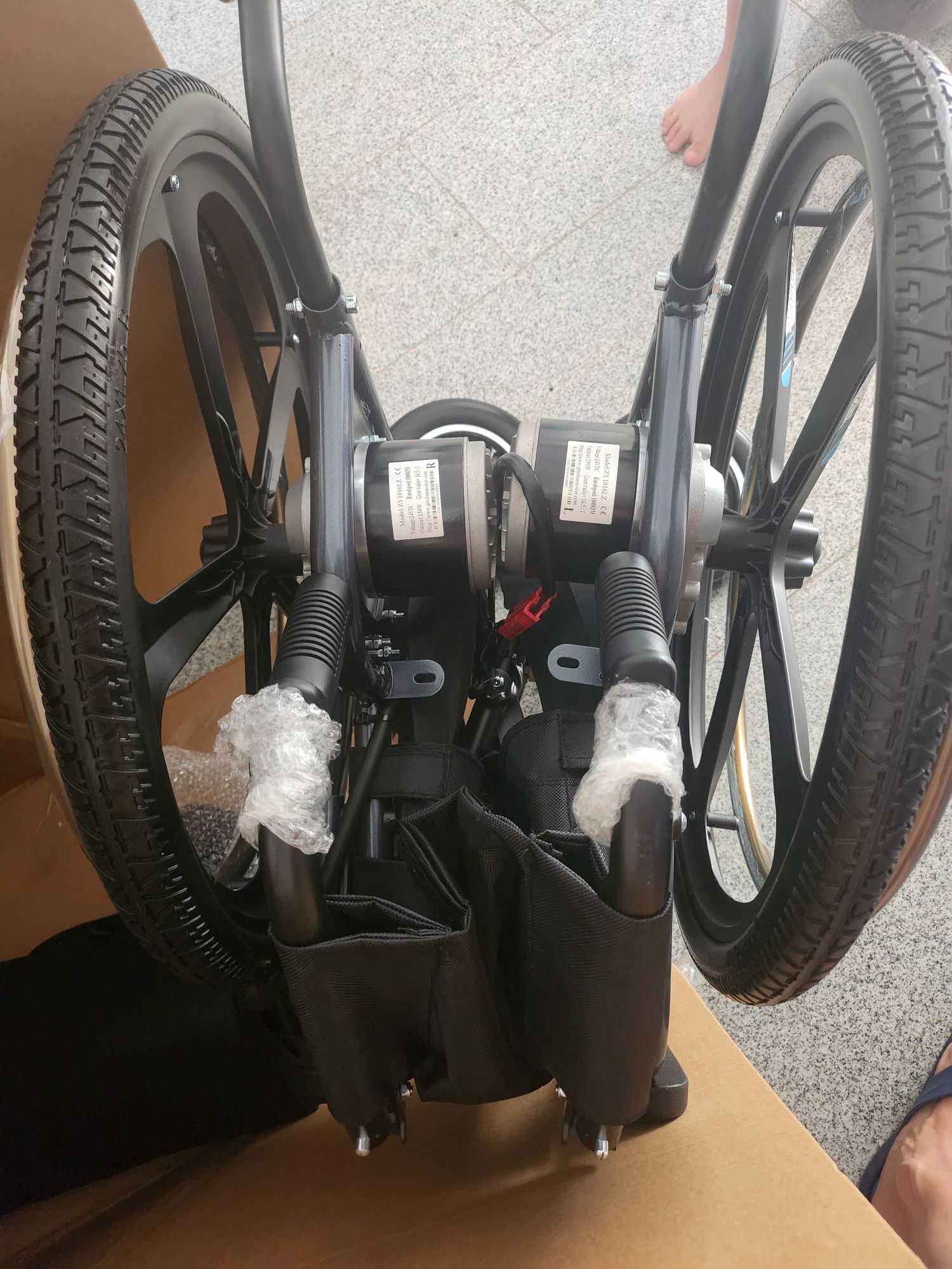 Vand carucior electric NOU pt persoane cu dizabilitati sau varstnici
