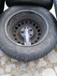 Vând 4 jenți 195 / 65 R15 - echipate cu Anvelope de iarnă Dunlop.