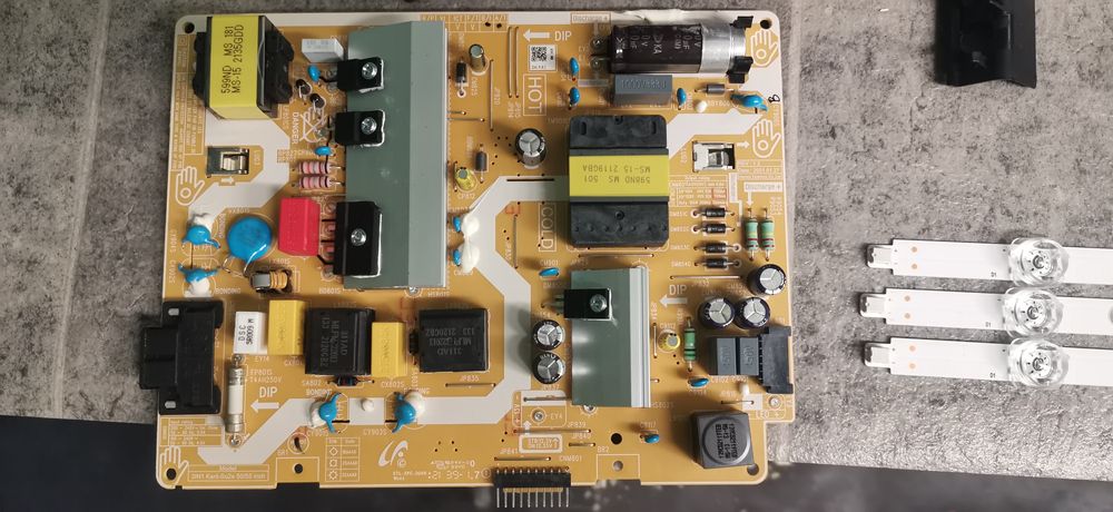 SAMSUNG UE50AU7172UXXH на части