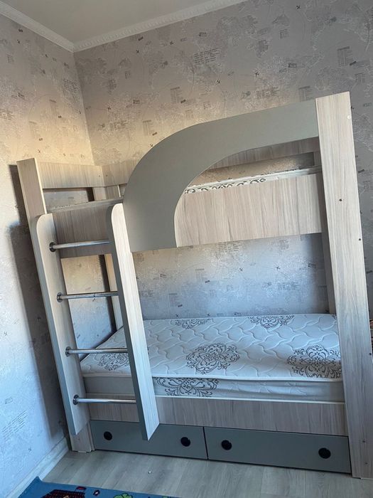двухъярусная кровать с матрасами
