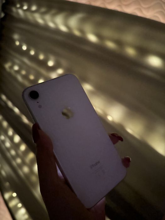 Apple XR 64GB в хорошем состоянии. Защитка треснута, телефон целый!