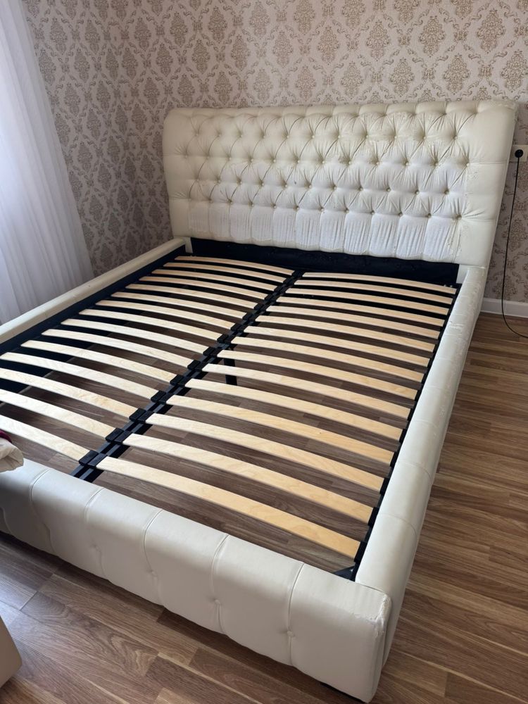Кровать с матрасом размером  2 м х 2,1 м
