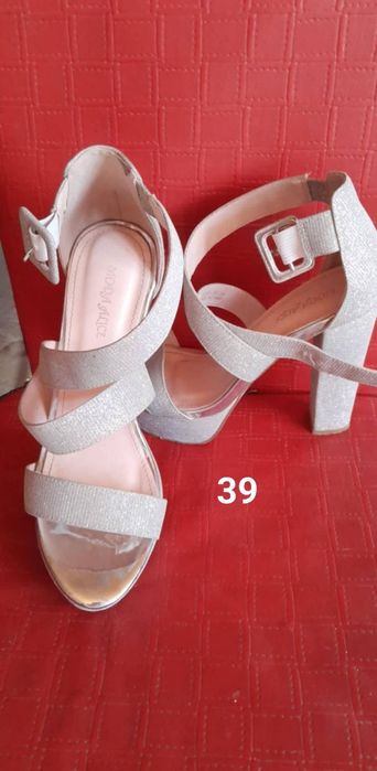 Vând urgent  sandale purtate doar  câteva ore plus altele