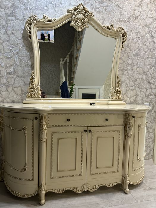 Комод с зеркалом для гостииной . Без царапин. Цвет шампанский.