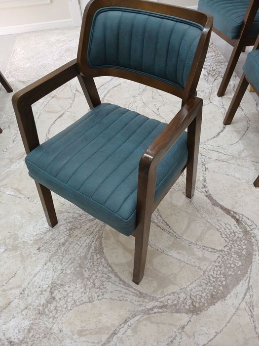 Продаются кресло-стулья из орехового дерева,почти новые.