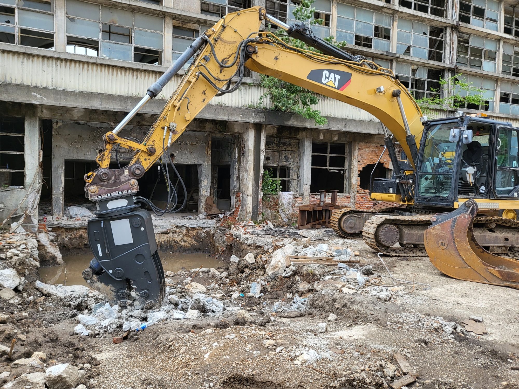 Demolari case , Excavații,  Clădiri Comerciale , Sapaturi  foarfeca