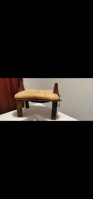 Scăunel din lemn cu șezut din piele