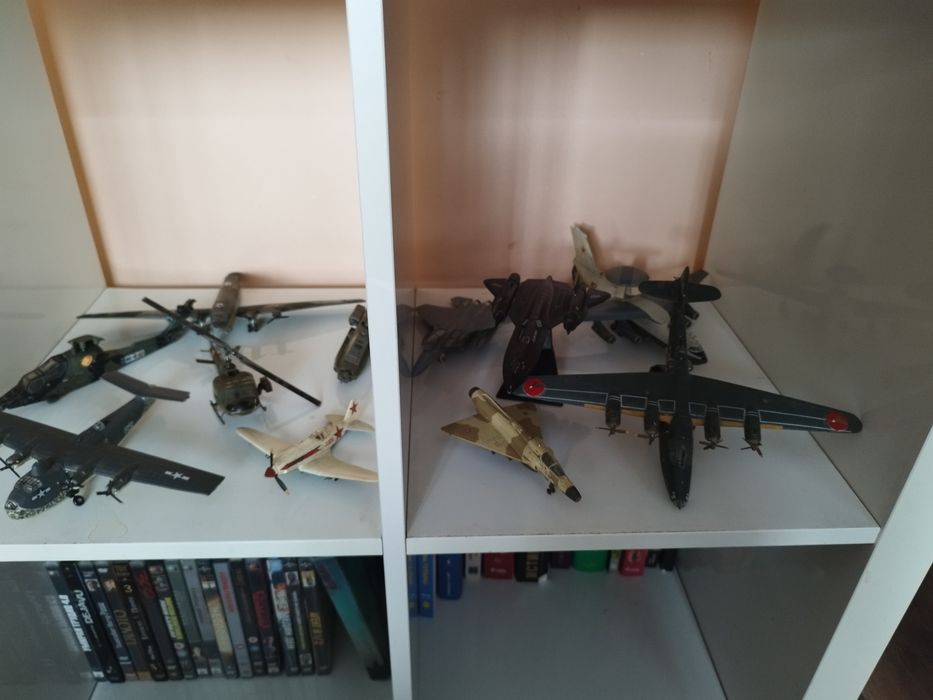 Продавам колекционерски самолети и хеликоптери метални