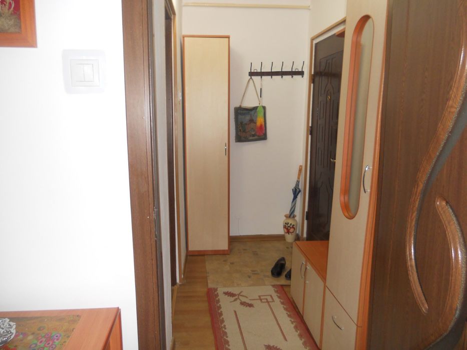 Inchiriez apartament cu 2 camerei