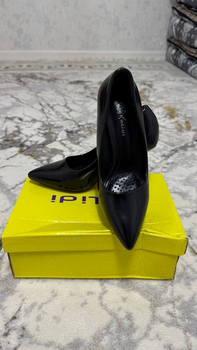 Продаю классические туфли новые