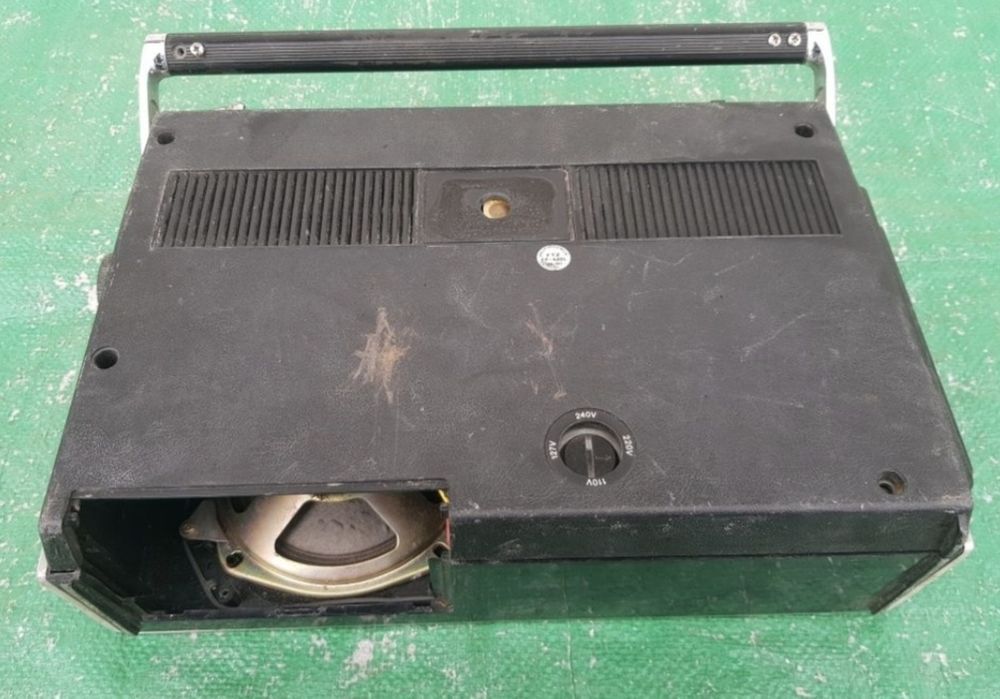 Vând Radio casetofon marca Sony model CF-420L made in japan