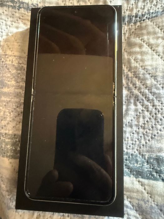 Samsung  Galaxy flip 5