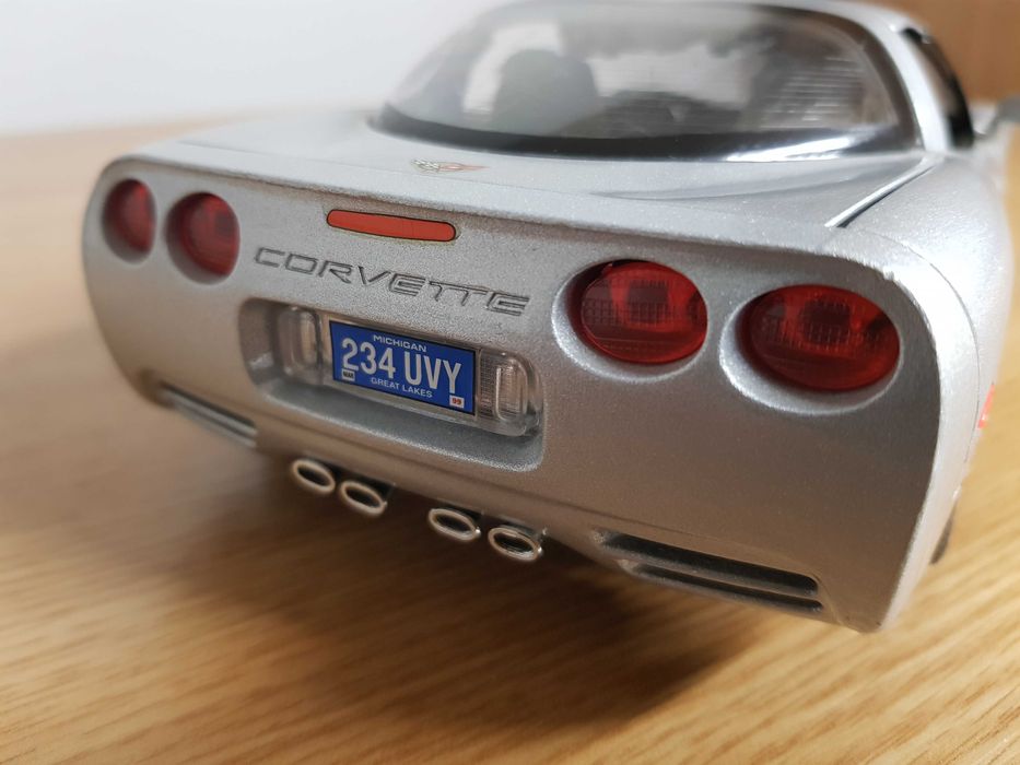 Macheta Chevrolet Corvette, 1997, scara 1/18, Burago