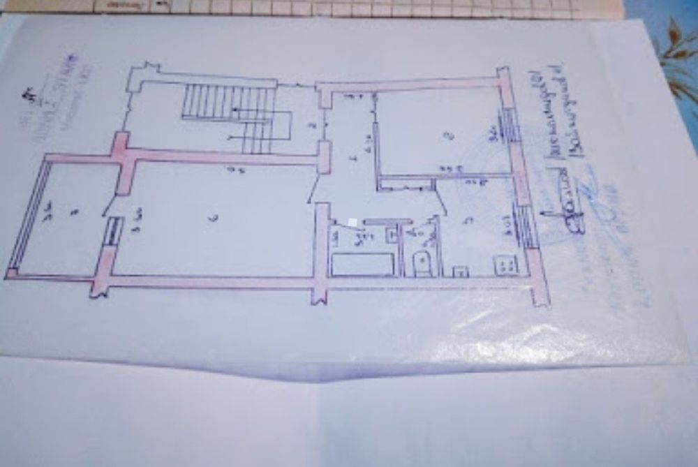 Продается 1 Линия Своя 2-х квартира. 2 окна смотрят на дорогу.