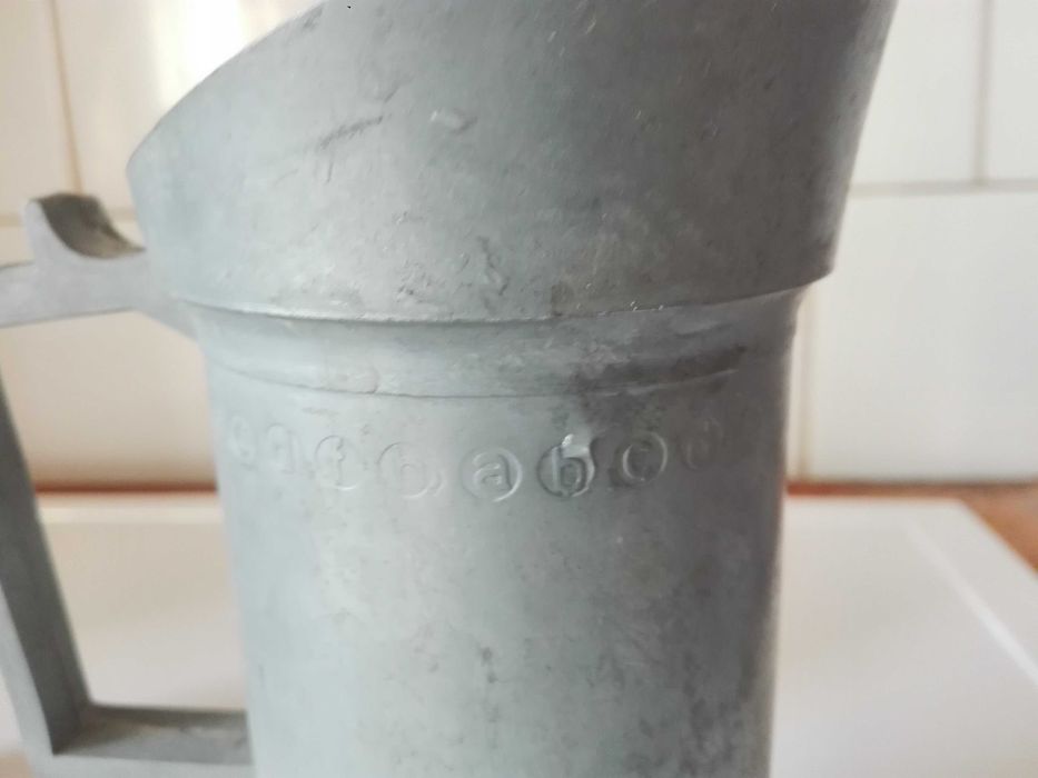 Две метални бирени халби и антикварна маша за коса .