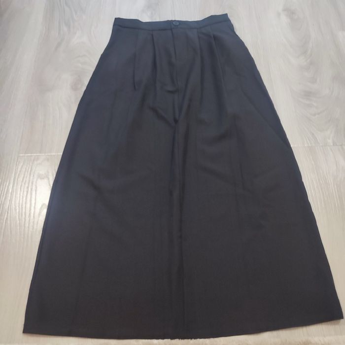 Юбка чёрная длинная.