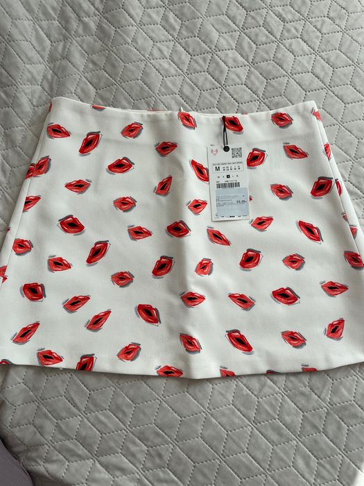 Къса пола с целувки Zara