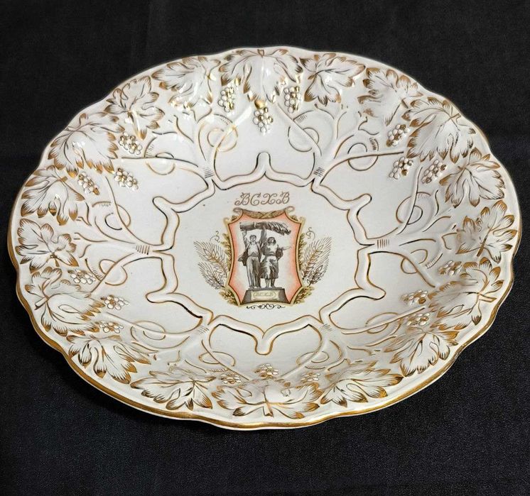 Тарелка  фарфор  Дулево .