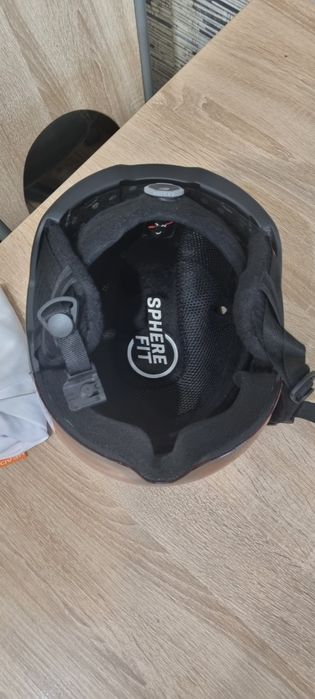 Cască de schi cu vizor pentru adulți.