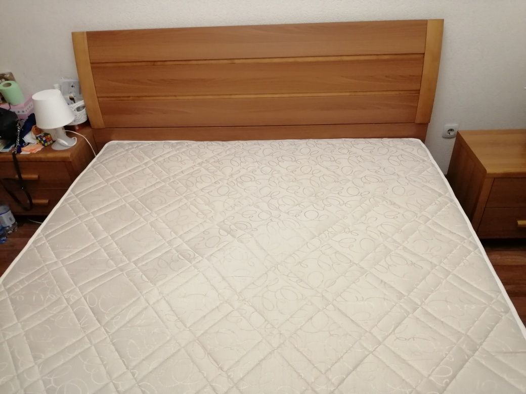 Кровать размером 1,8м х 2,0м, тумбы 2 шт