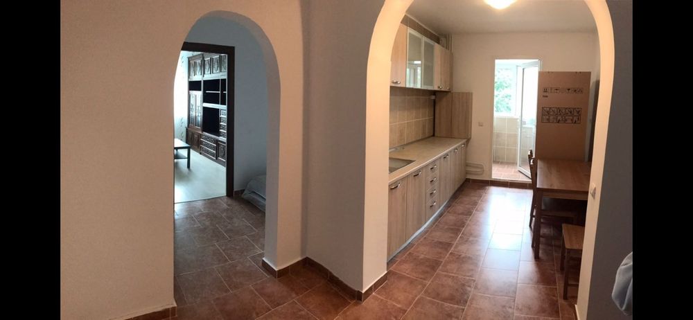 De inchiriat: Apartament 3 camere decomandat