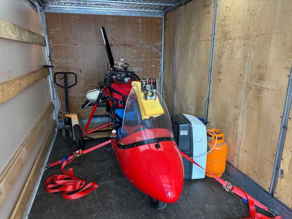 Голям бус с падащ борд и палетна количка - транспортни услуги