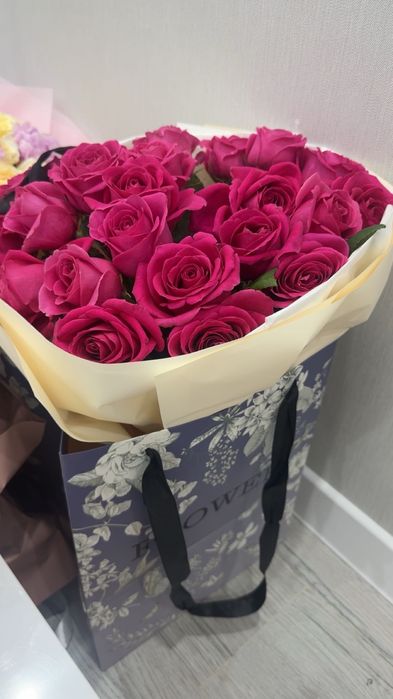 свежие красивые розы в коробке