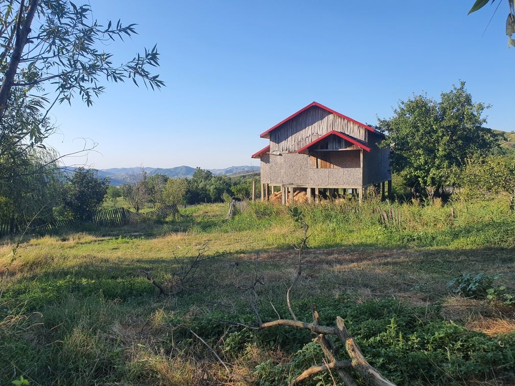 Casa de vânzare,2000 mp teren