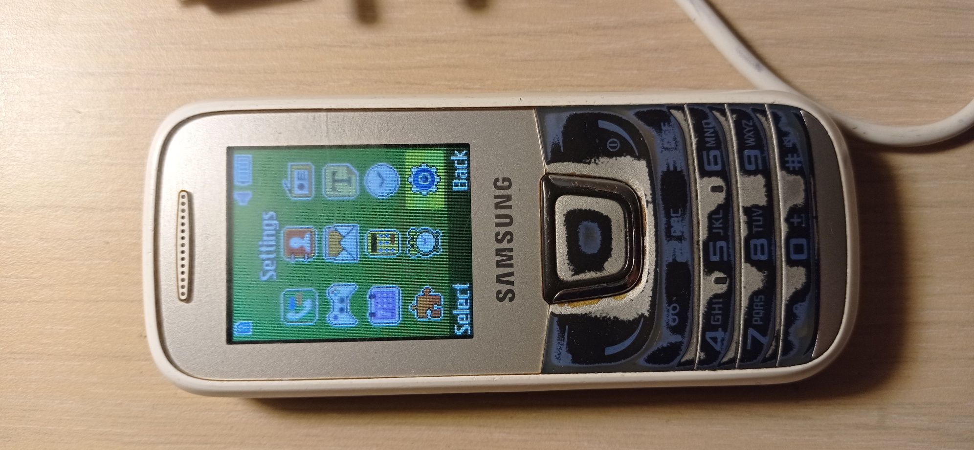 Telefon Samsung cu butoane model GT-E1280