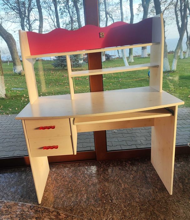 Бюро за детска стая