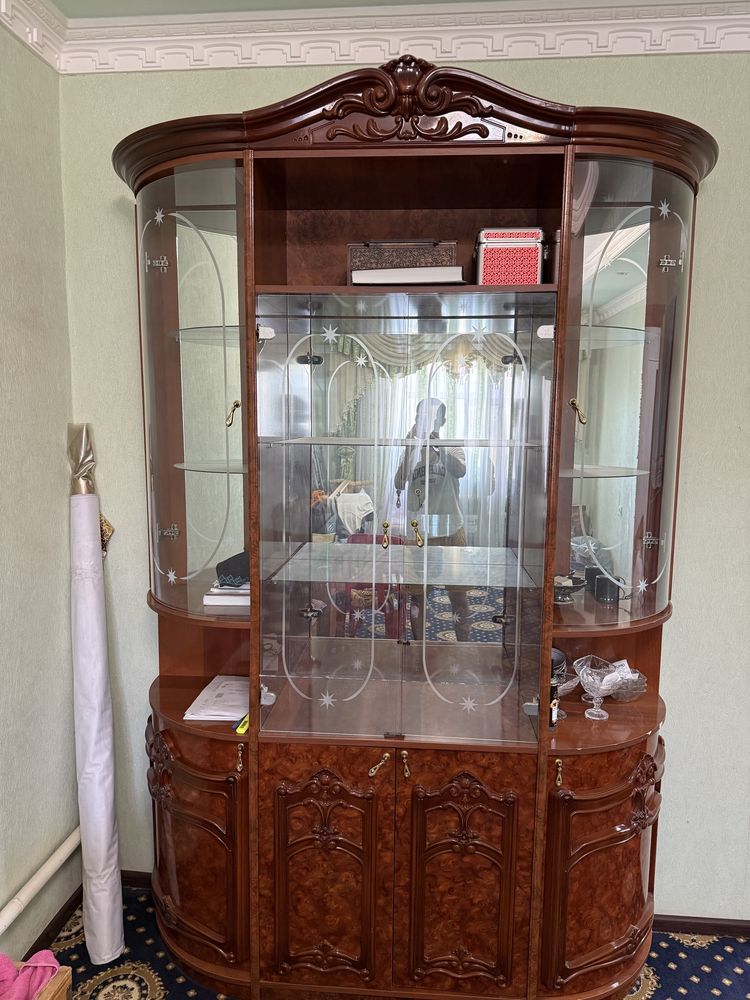 сервант и компьютерный стол