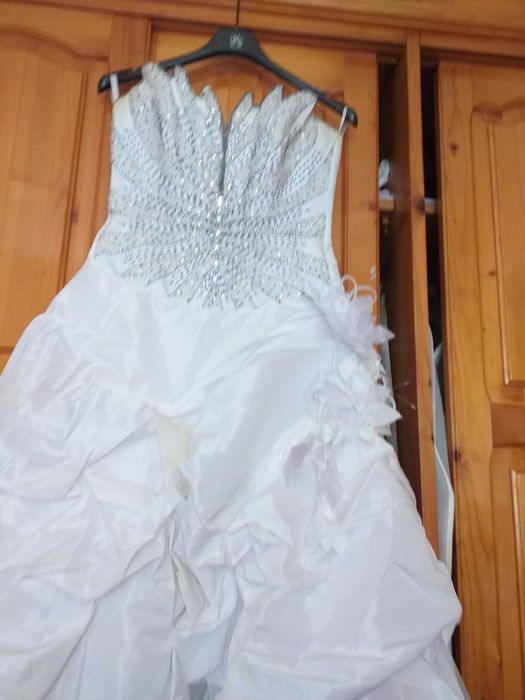 Vand rochie de mireasa, 500 lei, negociabil.
