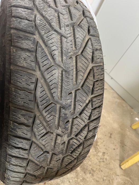 Anvelope iarnă R17

2 cauciucuri iarnă

Set iarnă 215/50

Anvelope 215